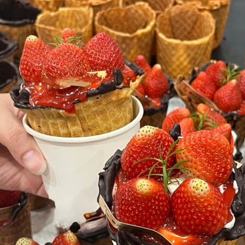 🧇 Waffle Cốc Trái Cây – Dessert ăn mát, ngọt nhẹ tại ITT