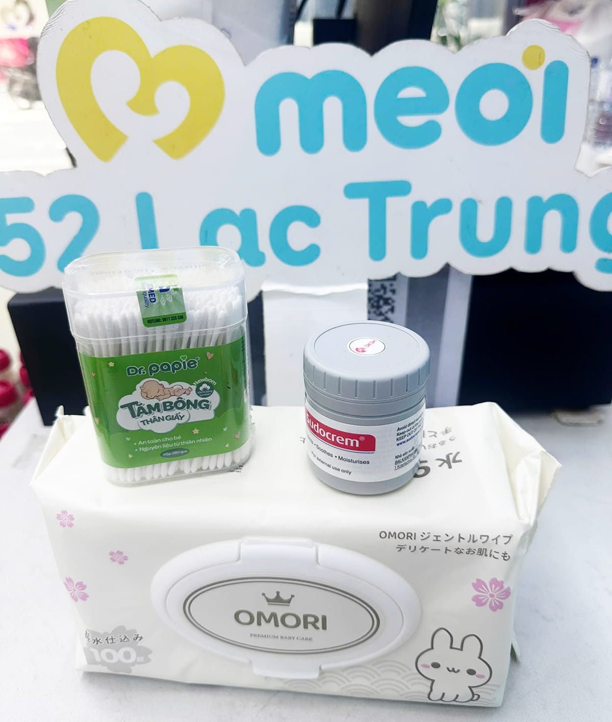 Bộ đồ vệ sinh sơ sinh gồm khăn ướt, tăm bông, kem chống hăm