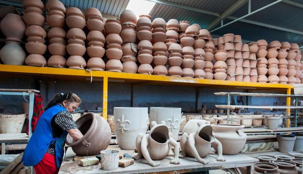 Pottery Manufacturing: Exquisite Handcrafted Techniques Revealed