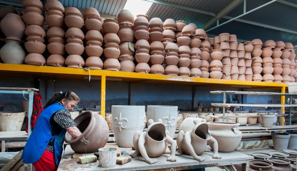 Pottery Manufacturing: Exquisite Handcrafted Techniques Revealed