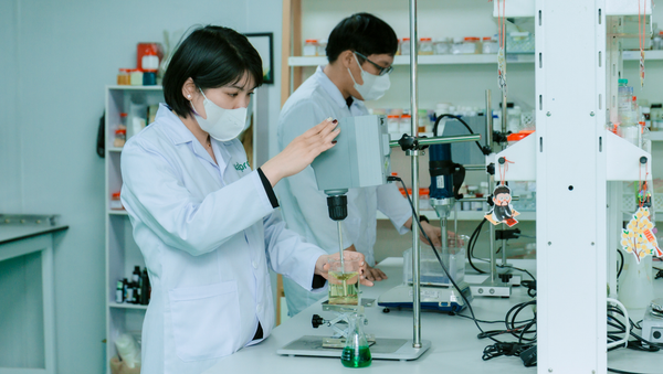 LÀM CHẬM ĐỂ CHĂM SÓC SÂU: CÂU CHUYỆN TỪ GỪNG TƯƠI TẠI NHÀ LÁ