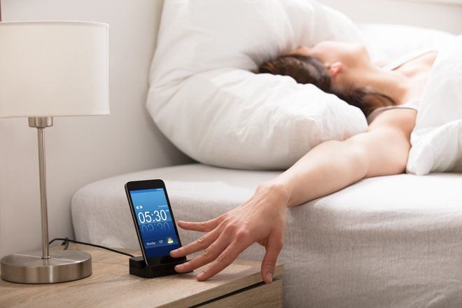 Tại Sao Ngủ Muộn Khiến Da Thâm Sạm Và Nổi Mụn Nhiều Hơn?