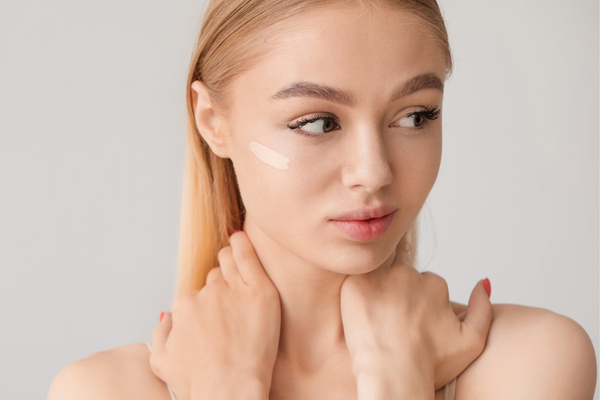 Nền Da “Mốc” Khi Makeup Là Do Thiếu Gì?
