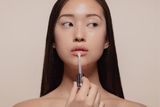 Vì Sao Vùng Môi Luôn Khô Dù Dưỡng Nhiều?