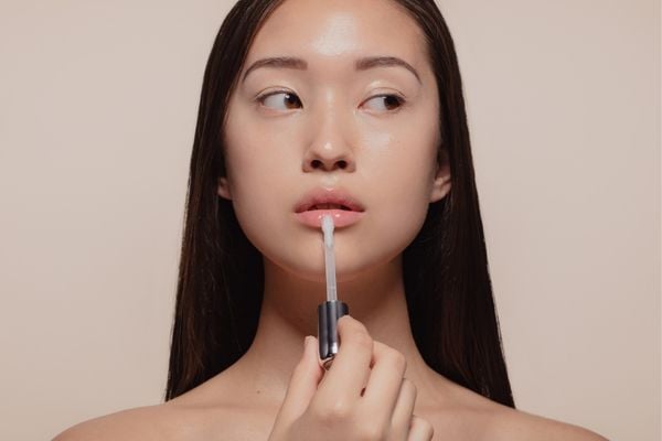 Vì Sao Vùng Môi Luôn Khô Dù Dưỡng Nhiều?
