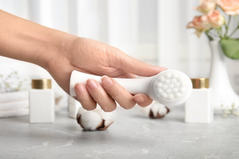 Rửa Mặt Bằng Tay Hay Máy Rửa Mặt Sẽ Sạch Da Hơn?