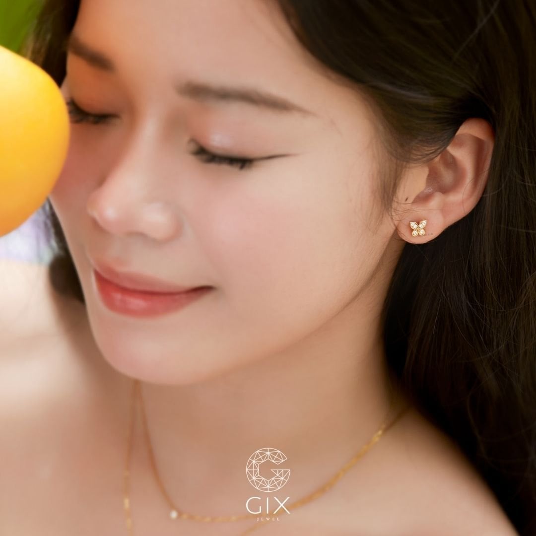 Lựa chọn bông tai phù hợp khuôn mặt trái xoan tôn lên đường nét