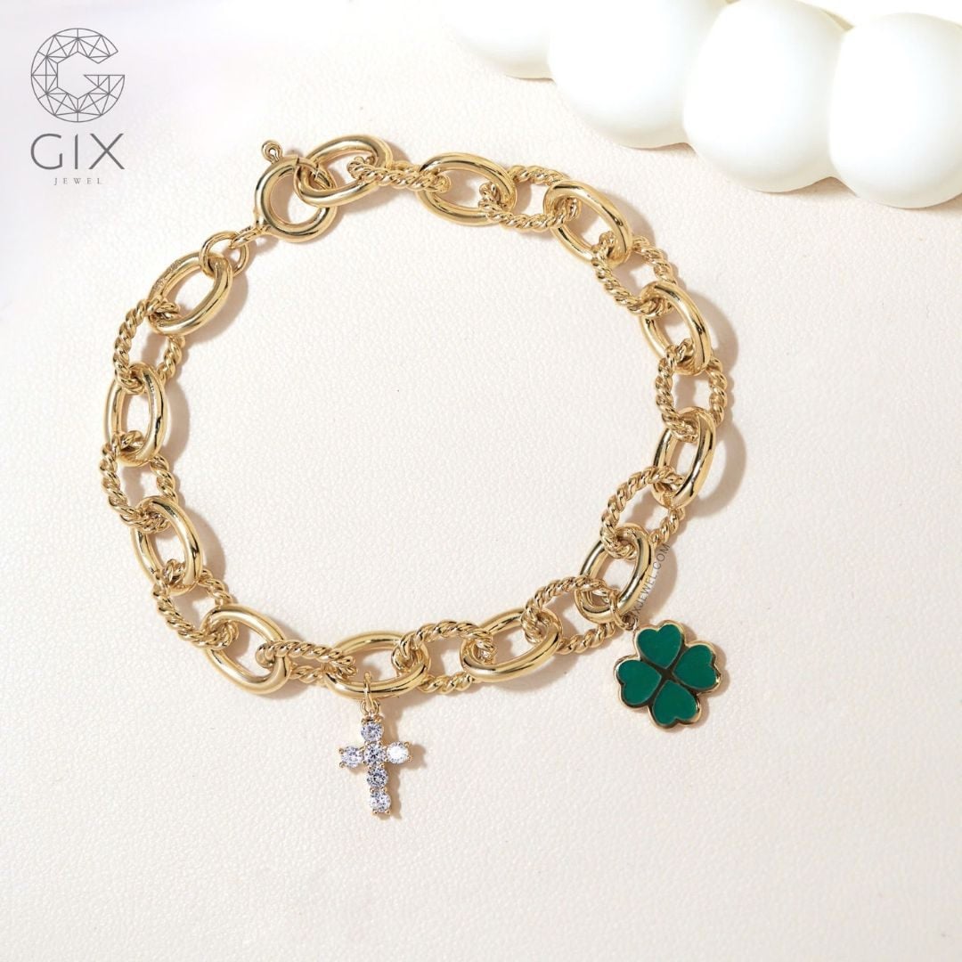 Mẫu lắc xích vàng nữ gắn charm cỏ bốn lá, mang ý nghĩa riêng