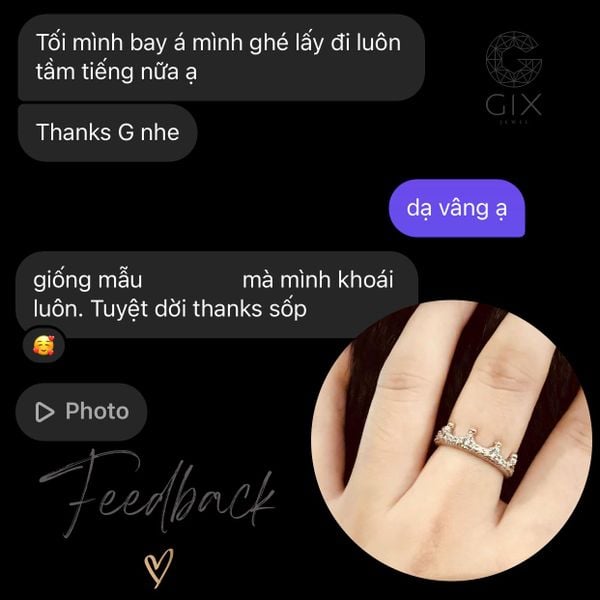 nữ đeo nhẫn ngón giữa
