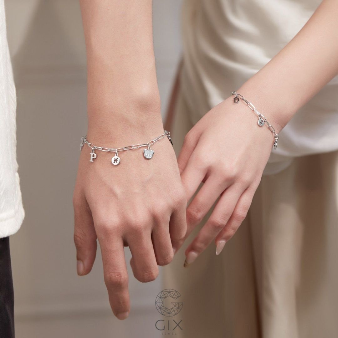 Mẫu vòng tay bạc đôi charm trái tim lãng mạn, dễ nhận biết khi đeo cùng nhau