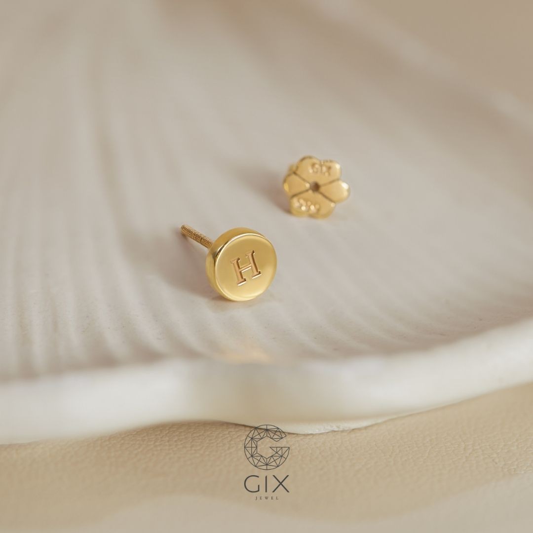 Bông tai stud hình tròn khắc chữ theo yêu cầu