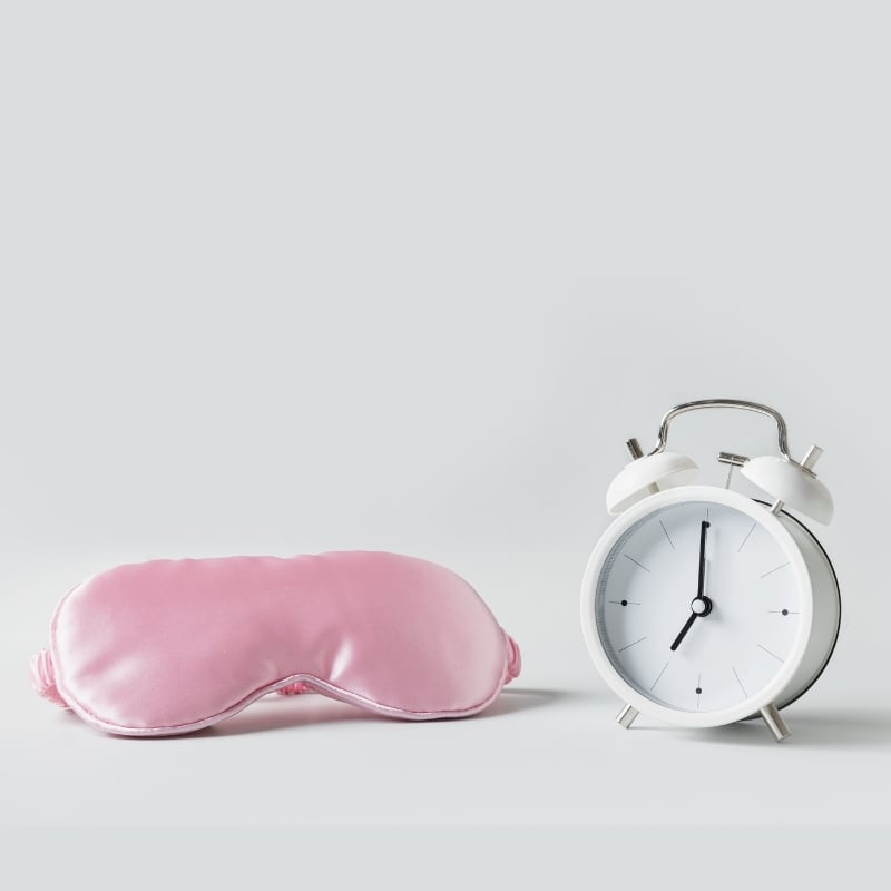 Vướng sợi vải chăn mền khi ngủ là thói quen vô tình làm hở chấu nhẫn.