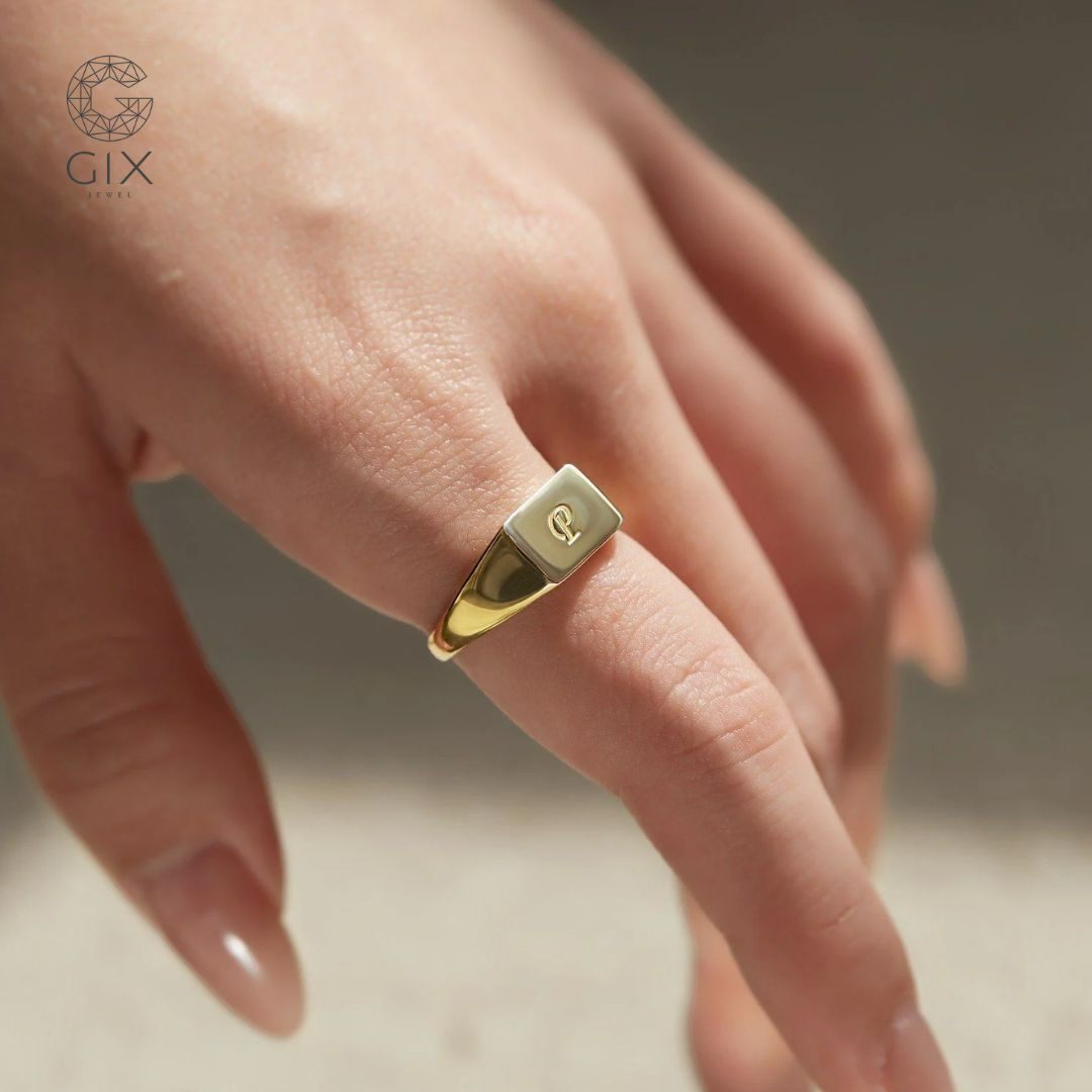 Khắc chữ cái viết tắt lên nhẫn signet