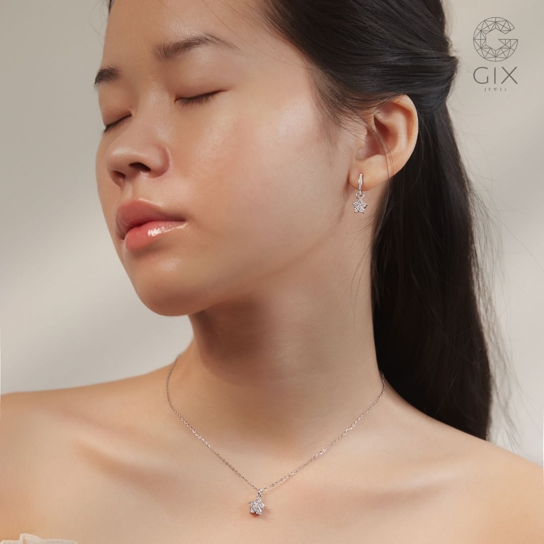 Mặt tròn đeo khuyên tai tròn dáng oval