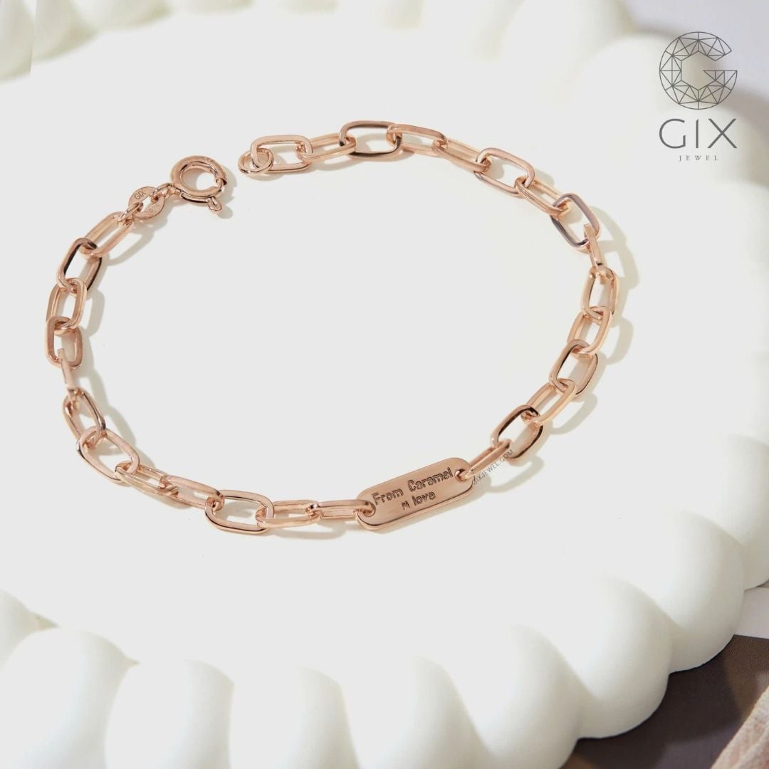 Mẫu lắc tay mắt xích vuông cá tính và có thể khắc tên riêng