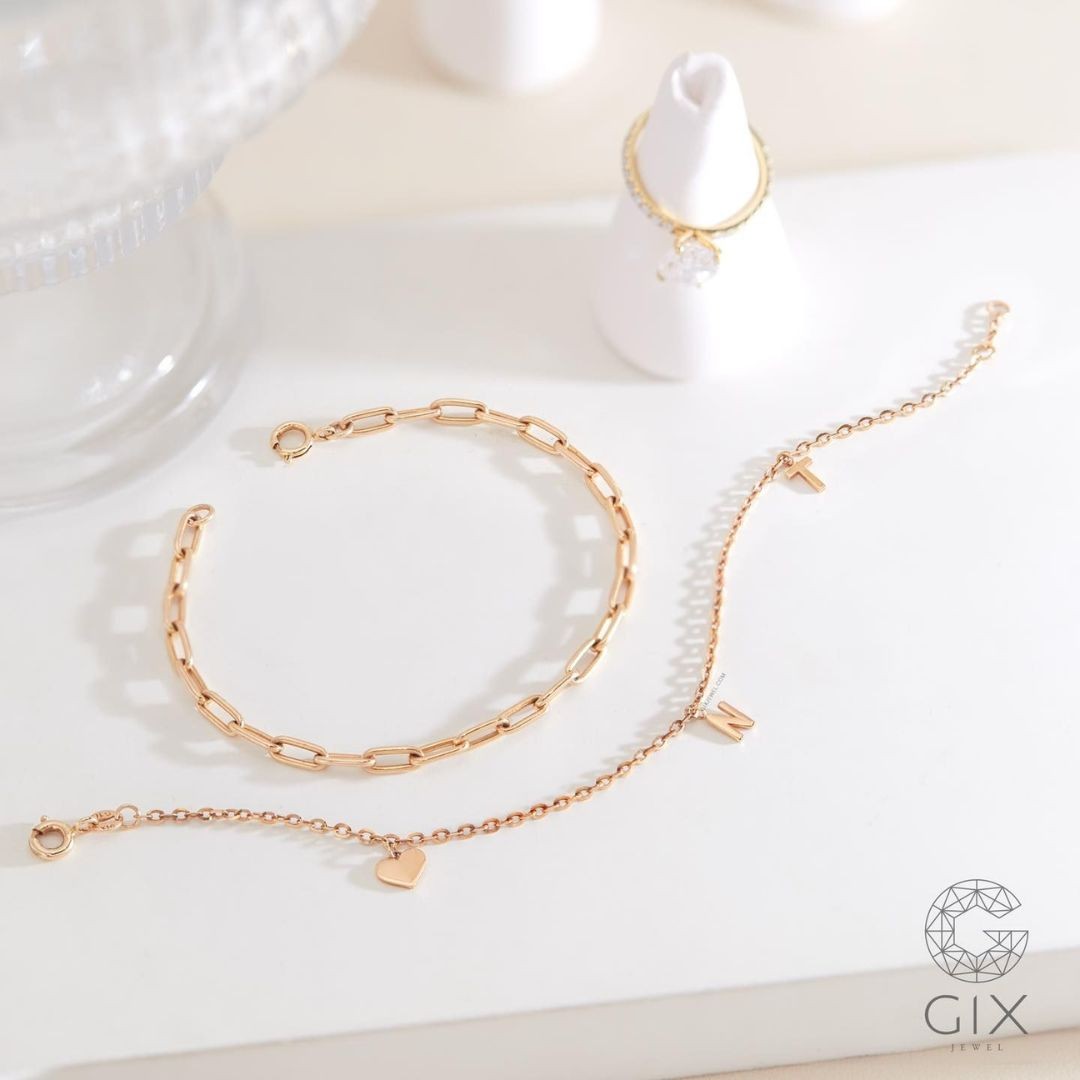 Mẫu lắc móc xích vàng bản dẹt hiện đại, dễ phối phụ kiện