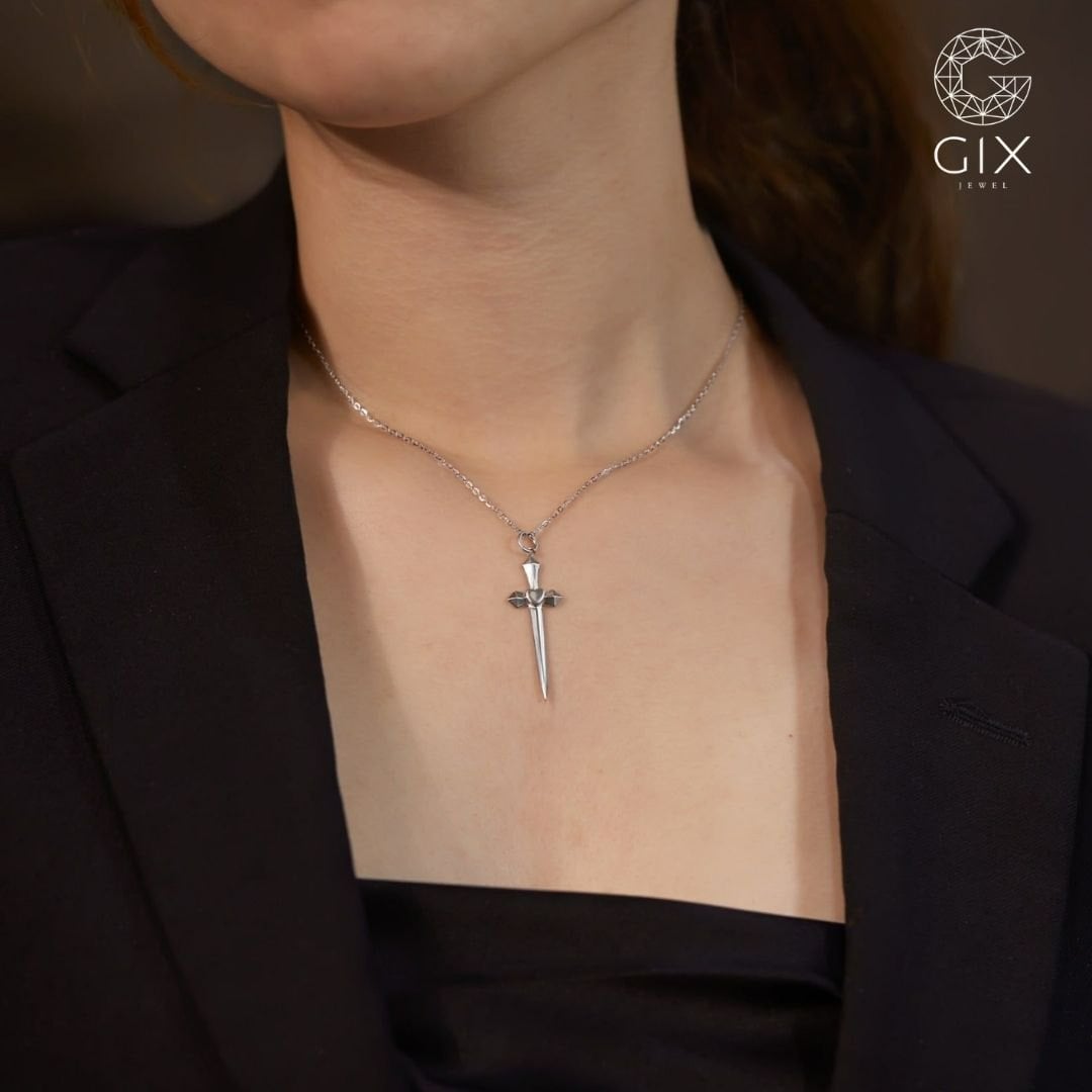Mẫu dây chuyền thánh giá vàng trắng dáng thanh kiếm cá tính, phong cách unisex