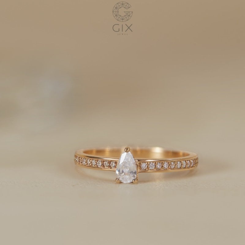 Mẫu nhẫn Moissanite Pear nổi bật với viên chủ dáng giọt nước