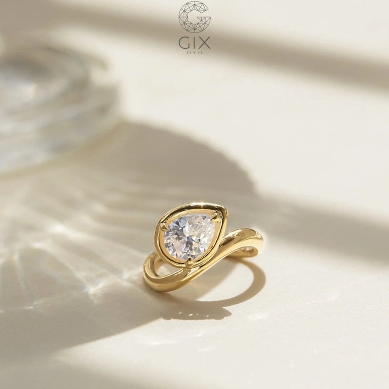 Mẫu nhẫn Pear dạng xoắn với đai nhẫn uốn lượn mềm mại, hiện đại