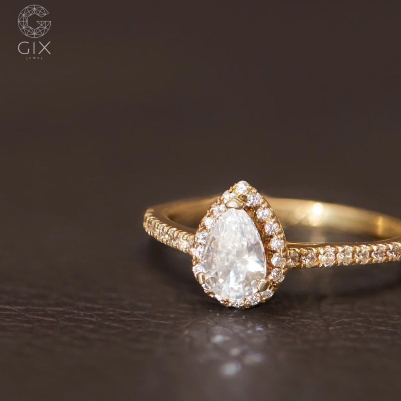 Mẫu nhẫn Pear Halo viền đá tấm giúp viên chủ nổi bật, sang trọng