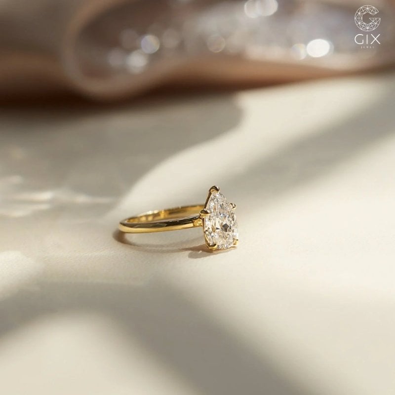 Mẫu nhẫn Pear Solitaire tối giản, làm nổi bật trọn vẹn viên đá chủ