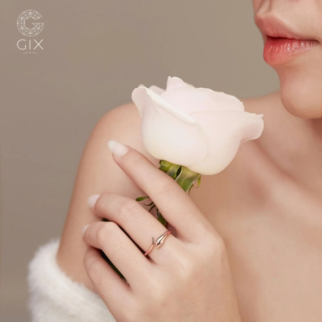 nhẫn đính đá hình con rắn