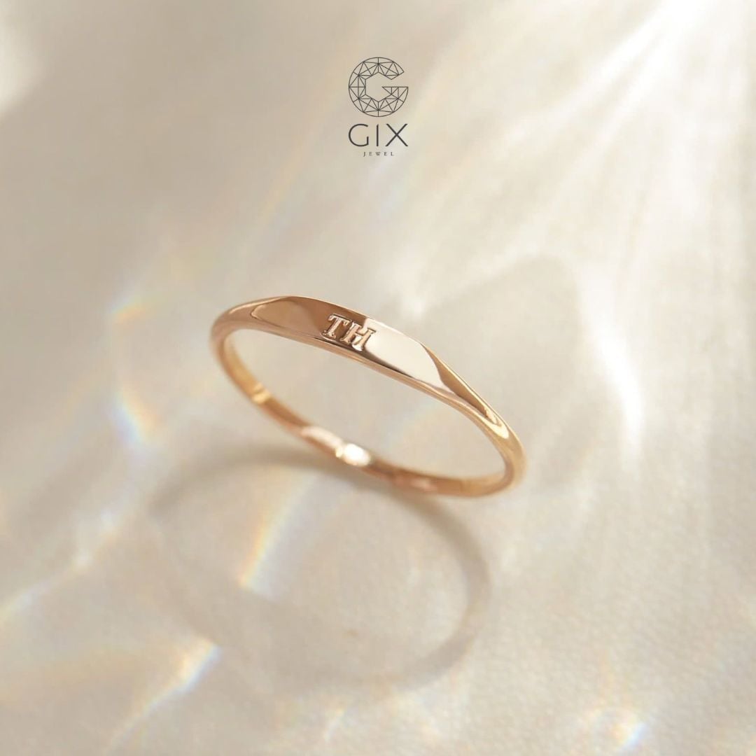 Nhẫn signet đai mảnh khắc tên GNN25050162