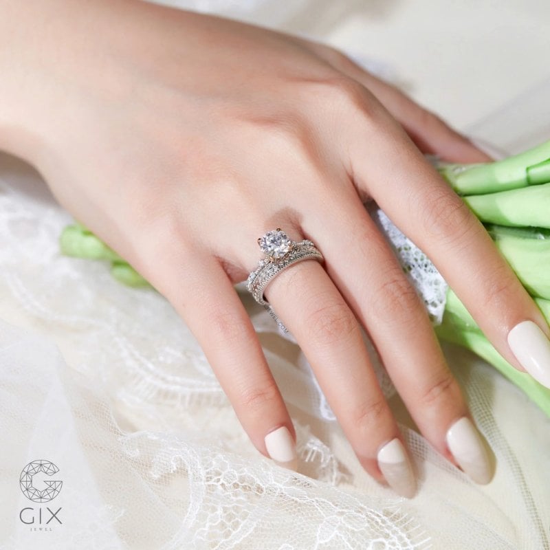 Nhẫn Oval Cầu Hôn Loyal Grace đá tấm dọc đai nhẫn giúp tổng thể lấp lánh hơn