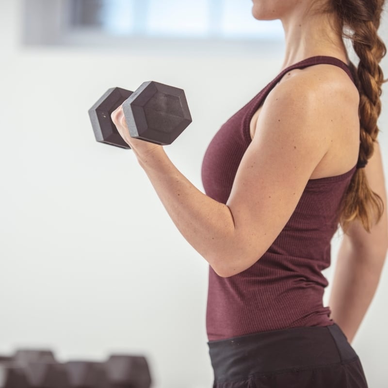 Tác động lực từ tạ kim loại dễ làm biến dạng form dáng đai nhẫn cầu hôn.