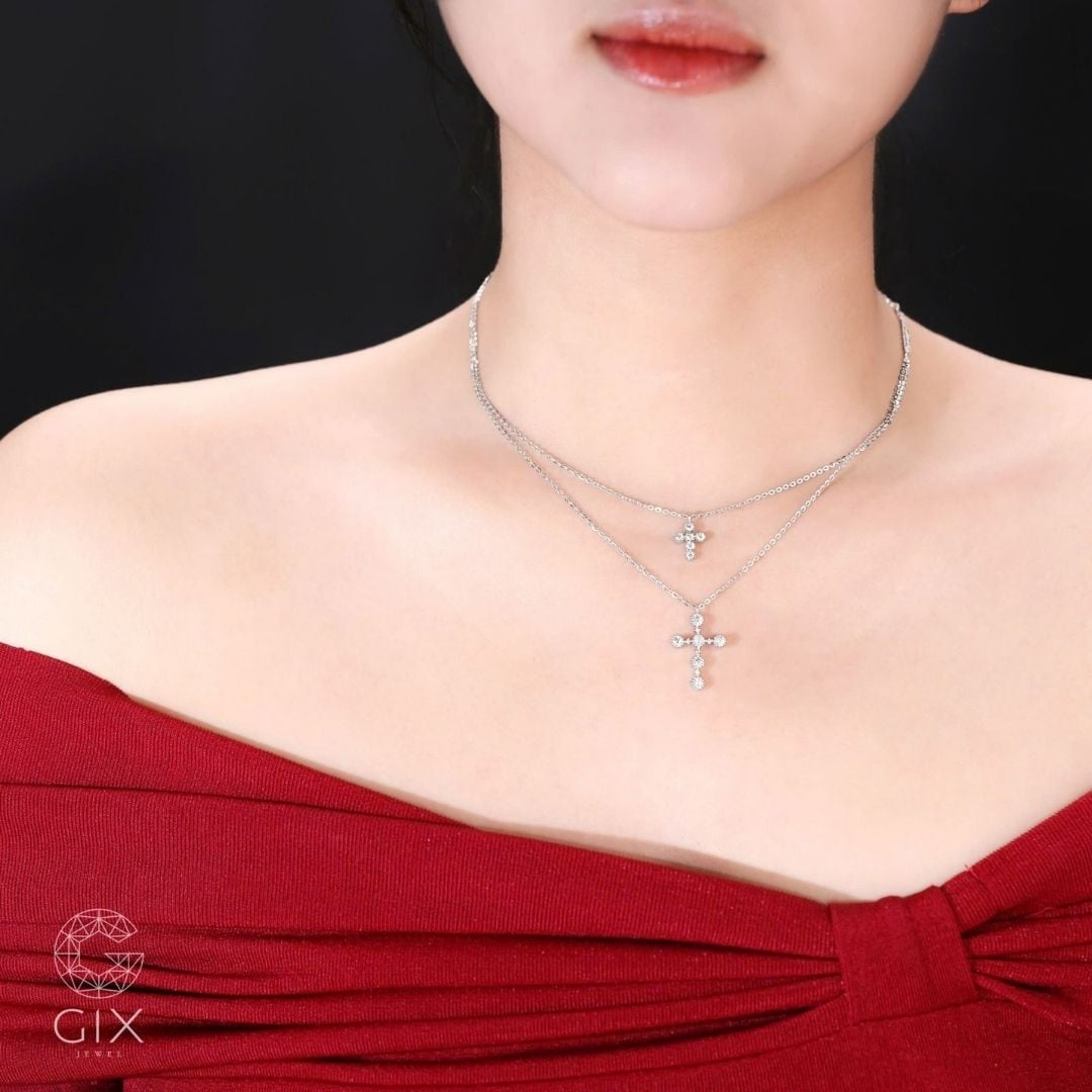 Mẫu dây chuyền thánh giá kim cương vàng trắng 18K sang trọng