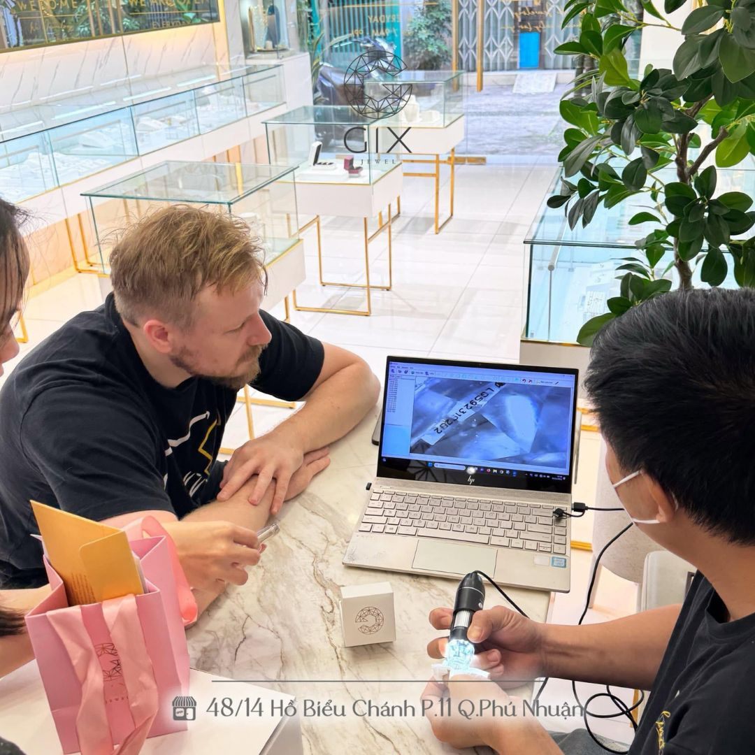 Quá trình tư vấn 1:1 cho khách hàng tại Gix Jewel