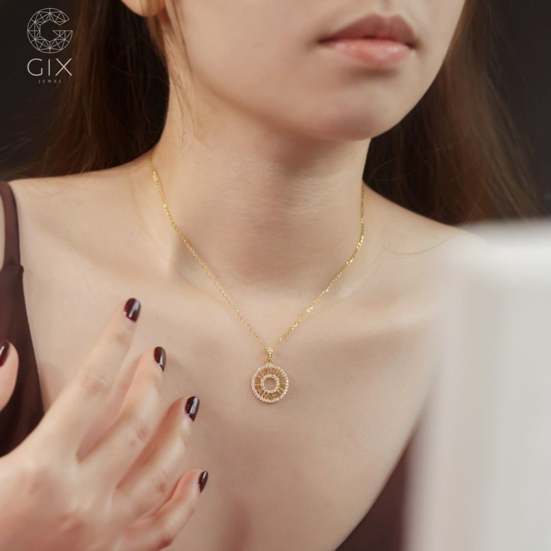 Mặt dây chuyền Chúa Jesus và Maria kèm thánh giá thể hiện ý nghĩa đức tin sâu sắc