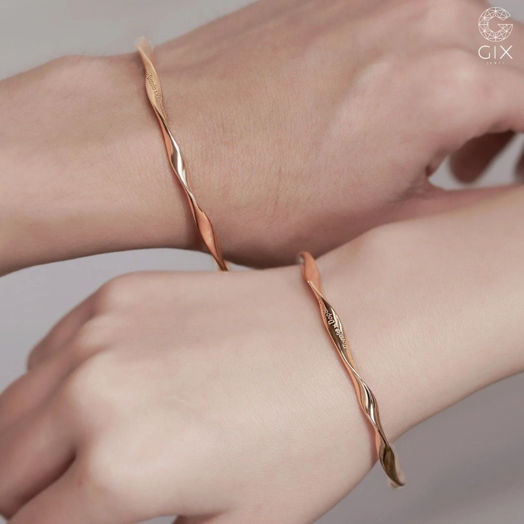 Mẫu vòng đôi bangle giữ form tốt, phù hợp phong cách hiện đại