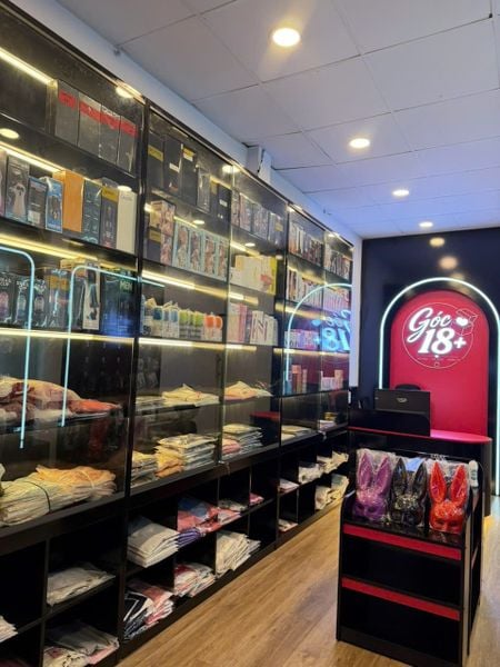 Khung cảnh mua sắm Shop Đồ Chơi Tình Yêu