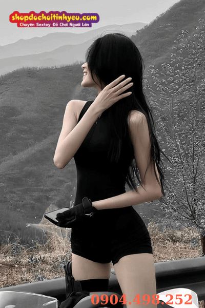 Cô gái nghiêng mặt