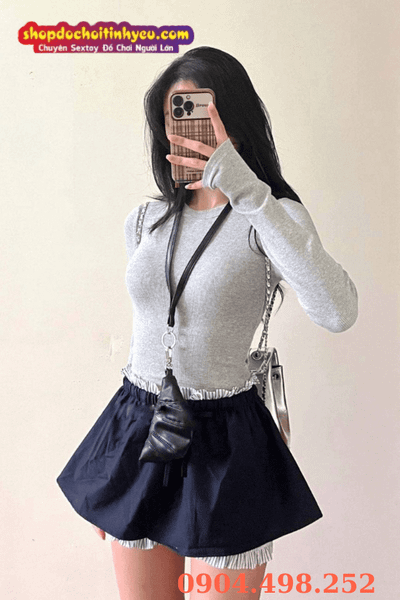 Nữ che mặt tạo dáng