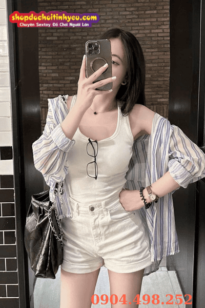 Nữ che mặt điện thoại