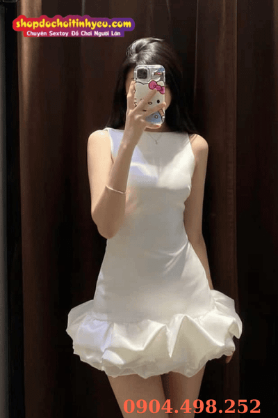 Cô gái giấu nửa mặt