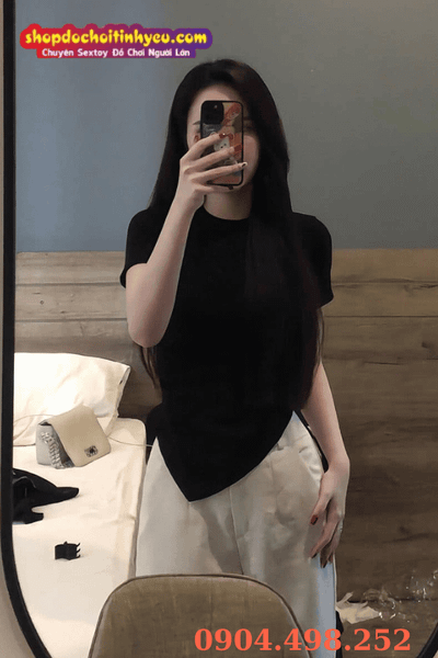 Nữ chụp selfie che mặt