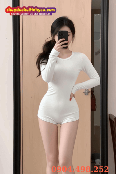 Cô gái chụp gương