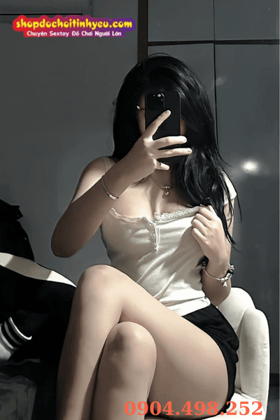 Gái trẻ che mặt