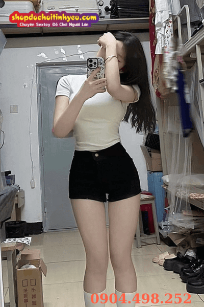 Ảnh gái xinh che mặt bằng điện thoại