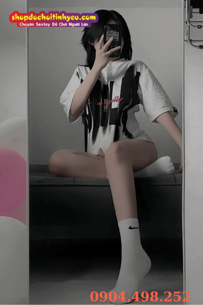 Gái tóc ngắn che mặt