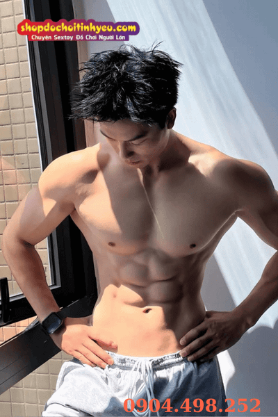 Ảnh body nam che mặt