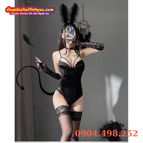 Cosplay nàng thỏ sexy phá cách với váy áo hở bạo