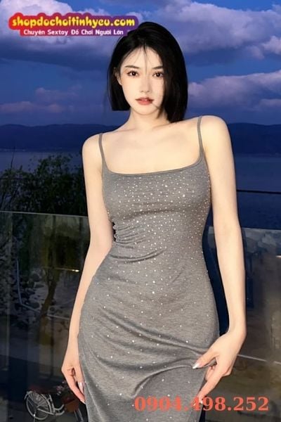 Hình nữ sinh đẹp tóc ngắn trong sân trường