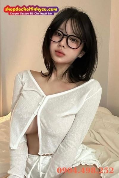 Ảnh nữ tóc ngắn che mặt