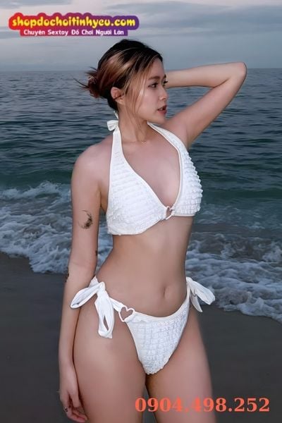 Hình ảnh cô gái tóc ngắn buồn quay lưng