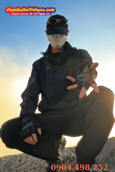 Chàng trai che mặt ngầu