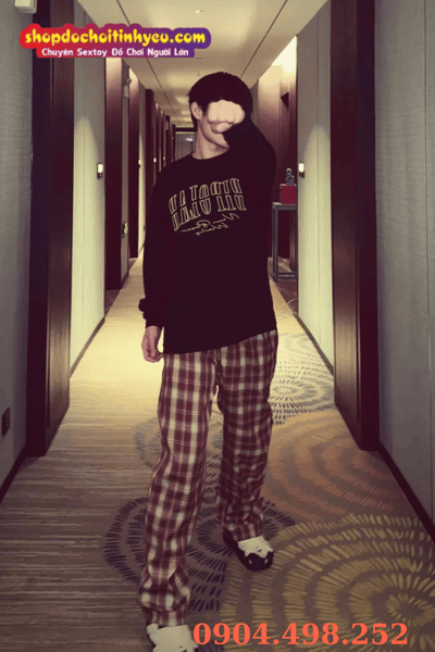 Hình trai đẹp trong gương